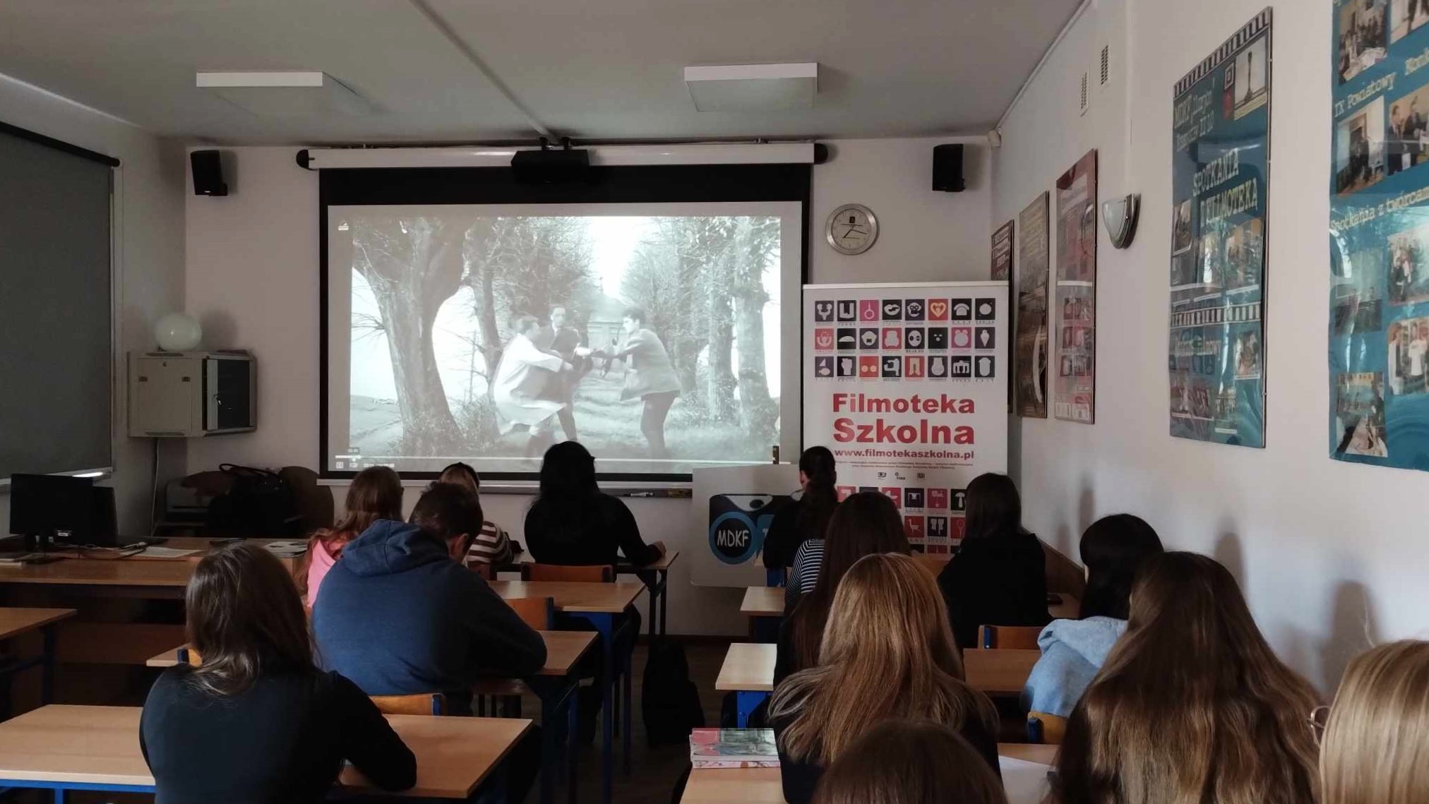 Uczestnicy zajęć filmoznawczych w Krasnymstawie dyskutują o filmie “Popiół i diament”